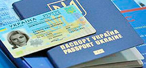 Яценюк заявил, что крымчанам с двойным гражданством не дадут биометрических паспортов