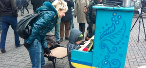 Слушают пианистов и пишут картины: как живется активистам в КГГА и Украинском доме