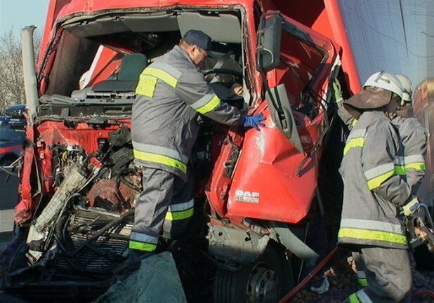 Новость - События - Водитель погиб, моля о помощи: на проспекте Бажана столкнулись два грузовика