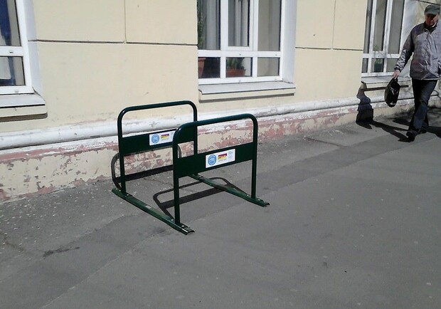 Новость - Транспорт и инфраструктура - Велосипедом на учебу: в Киеве начали устанавливать велопарковки возле вузов