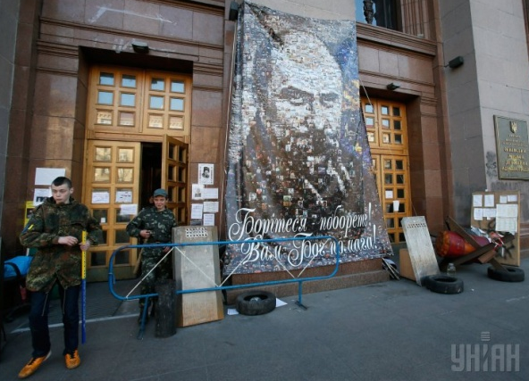Новость - Транспорт и инфраструктура - Фотофакт: на КГГА появился портрет Шевченко из фотографий с Майдана