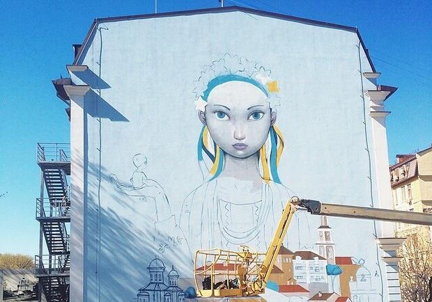 Новость - Досуг и еда - На Андреевском спуске рисуют огромное граффити размером с дом