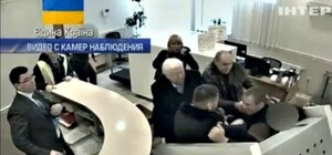 Видеофакт: как Пшонка и Клименко убегали к самолету в Донецке