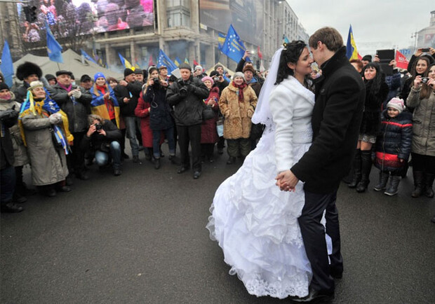 Свадьбы на Майдане - уже не редкость. Фото с сайта svpressa.ru