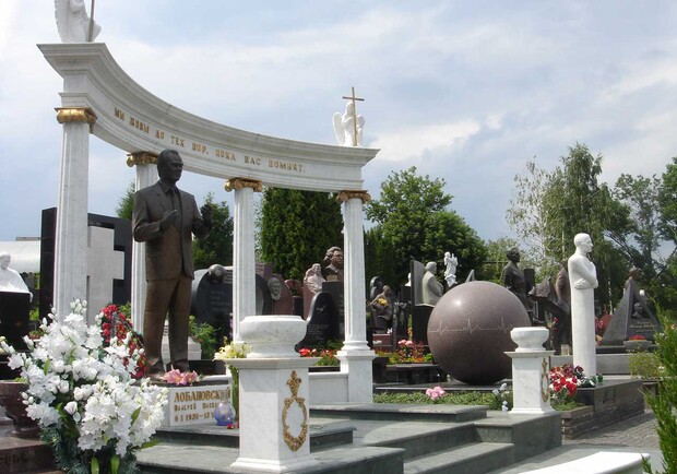 На киевских кладбищах начали наводить порядки. Фото с сайта toursdekiev.com.ua