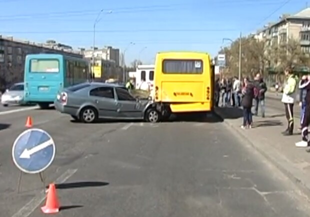 На улице Гашека произошло ДТП. Скриншот с видео