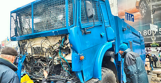 Водомет с Майдана коммунальщики убрать не могут. Фото с сайта news.bigmir.net.