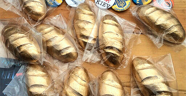 Новость - Досуг и еда - Современные сувениры: на Майдане продаются золотые батоны и магнитики с "путлером"