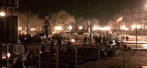 Бойцы ВВ и живая цепь: видеохронология ночи на 10 апреля