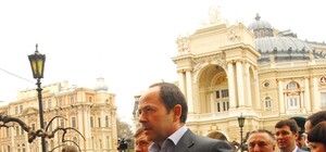 Кандидаты в президенты в Одессе: Тигипко закидали яйцами, а Царева закрыли в отеле