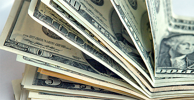 Курс пока растет. Фото с сайта <a href="http://www.torange.us/Objects/money/Dollars-USA-7643.html">torange.us</a>.