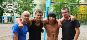 Трюки на пилоне, хождение по стропам и прыжки по наклонной - экстрим-фест в Луганске