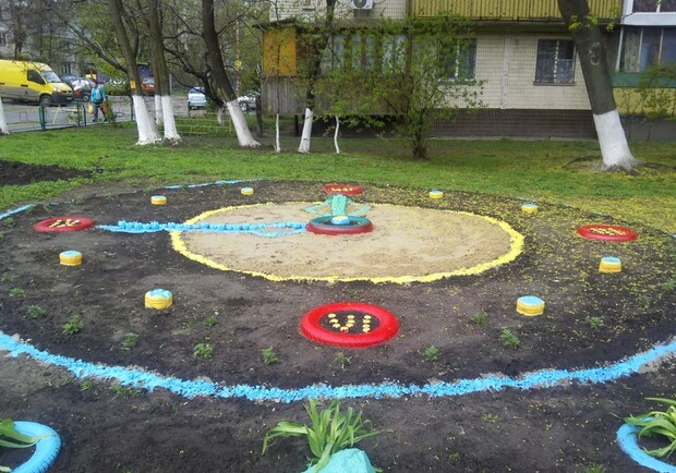 Новость - События - Фотофакт: во дворе на Куреневке появились цветочные часы