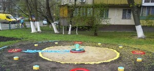 Фотофакт: во дворе на Куреневке появились цветочные часы