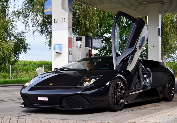 Бензин по-прежнему дорогой. Фото с сайта avto.goodfon.ru