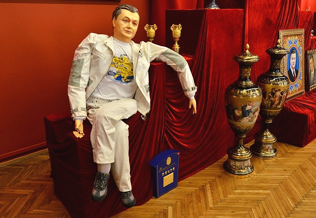 Посмотреть на богатства Януковича теперь можно не в Межигорье, а в художественном музее. Фото с сайта kp.ua