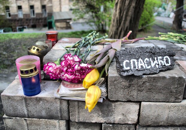 В центре Киева до сих пор много цветов и зажженные свечи. Фото Татьяны Кудревской, vk.com