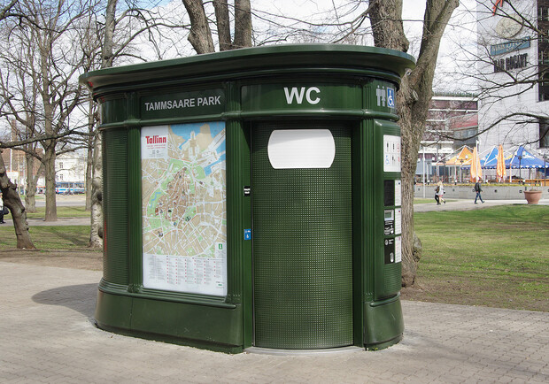 Такие туалетные кабинки можно встретить в Таллине. Фото amel-true.livejournal.com