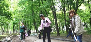 Фотофакт: американский посол Пайетт принял участие в уборке парка Нивки
