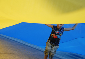 На Михайловской площади сшили огромный государственный флаг. Фото с сайта Корреспондент.net.