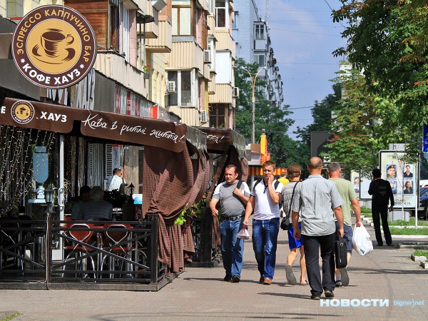 Новость - События - Как киевлянину бороться с летними площадками ресторанов, занимающих тротуар