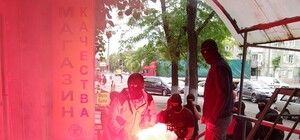 В Одессе имперские штурмовики с парнями в трениках разгромили точку продажи курительных смесей