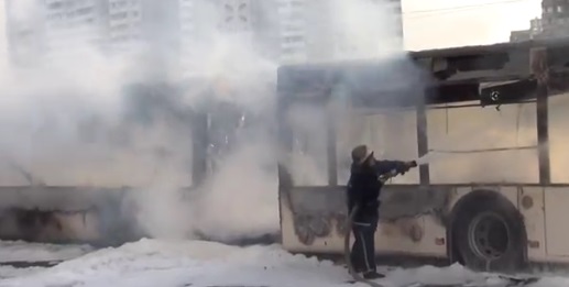 В Киеве взорвался автобус. Скриншот с видео