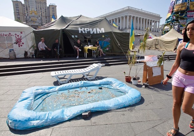 Новость - События - Фотофакт: на Майдане появился бассейн и шезлонг