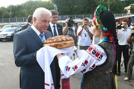 Каждый район области преподнес губернатору хлеб-соль - традиционный знак гостеприимства.
Фото с сайта kp.ua