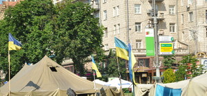 На Майдане начали разбирать палатки митингующих