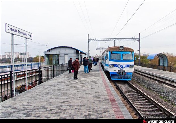 Новость - Транспорт и инфраструктура - Фотофакт: платформе городской электрички в Киеве угрожает оползень