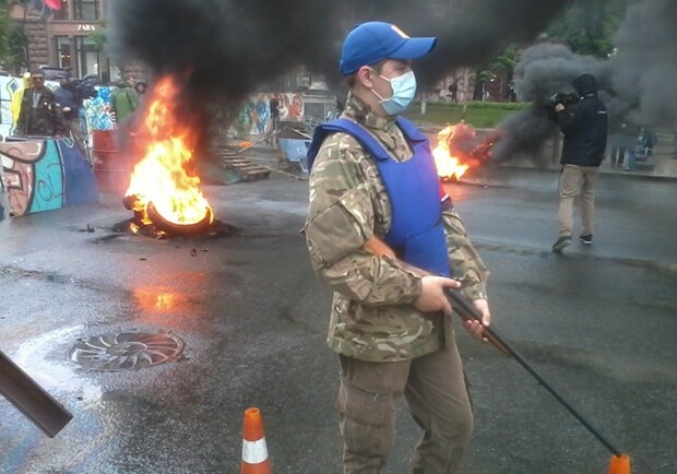 Сегодня в Киеве снова жгли шины. Фото Алексея Ладыки