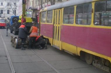Трамвай сошел с рельсов в час пик. Фото с сайта segodnya.ua