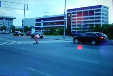 Новость - События - Видео дня: голый мужчина бил себя по голове лопатой и устроил ДТП возле "Ультрамарина"