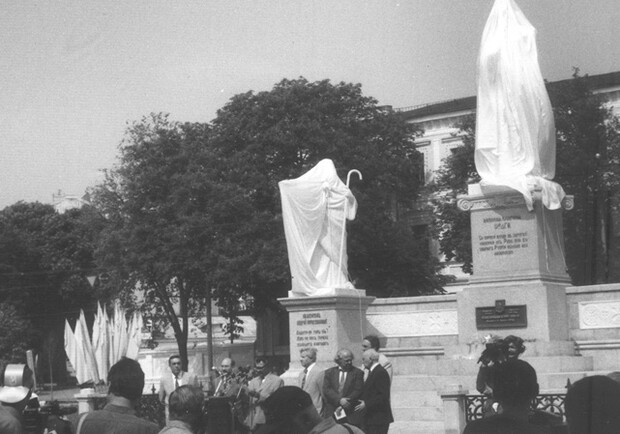 Косаковского сняли за несколько дней до открытия памятника, инициатором которого он был. Фото с сайта kp.ua
