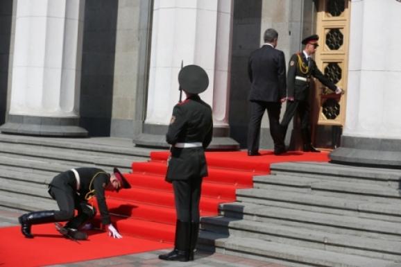 Солдат потерял равновесие в тот момент, когда Порошенко проходил мимо. Кадр видео