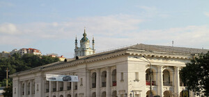 Приди и помоги: сегодня активисты раскрасят забор вокруг Гостиного двора