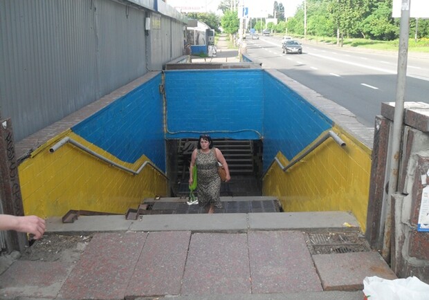 Новость - События - Фотофакт: подземный переход разрисовали в цвета национального флага