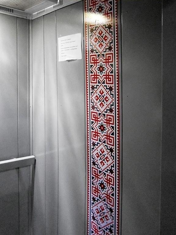 Новость - События - Фотофакт: на Позняках появился патриотичный лифт
