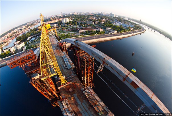 Новость - Транспорт и инфраструктура - Над Подольским мостом поднимают последнюю часть арки