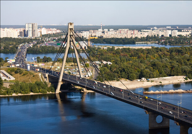 Новость - События - Как в субботу киевляне дружно раскрашивали Московский мост
