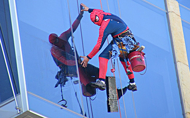 Фото с сайта <a href="http://funny-pictures.picphotos.net/funny-spiderman-window-cleaners/img.memey.com*1*1*funny-spiderman-window-cleaners.jpg/">funny-pictures.picphotos.net</a>.