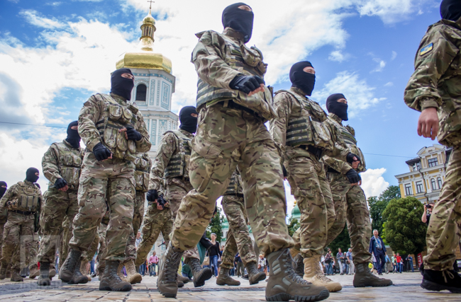 Новость - События - Как на Софийской площади провожали в зону АТО добровольцев батальона "Азов"
