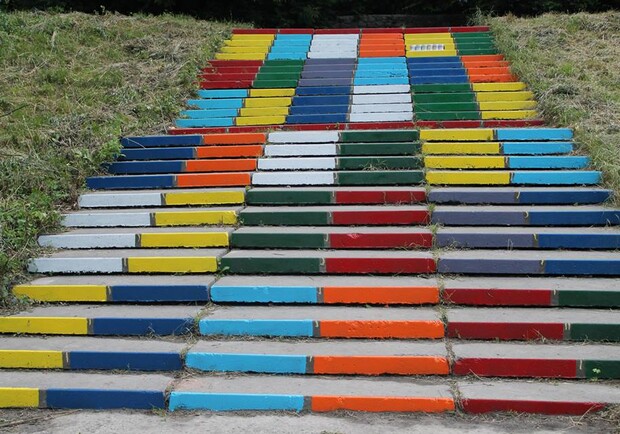 Новость - Досуг и еда - Полюбуйся: активисты раскрасили лестницу в киевском парке в яркие цвета