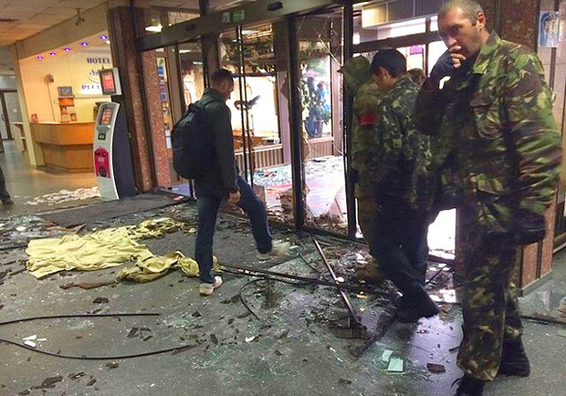 Новость - События - Пожар, взрывпакеты и драка: активисты штурмовали отель "Турист" на Левобережной