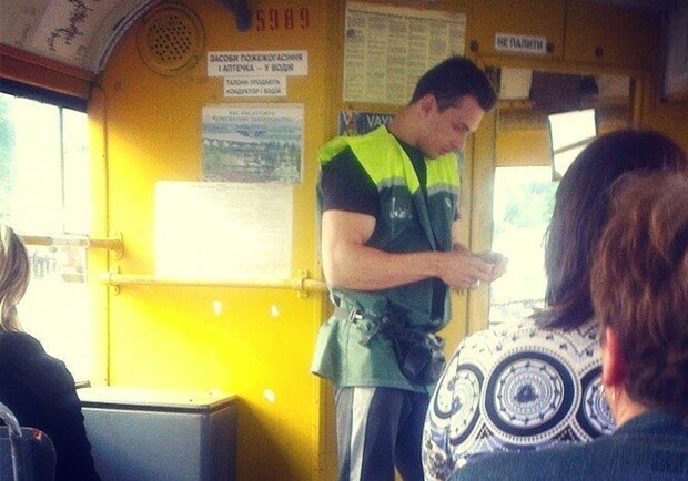 Дмитрий, а может станцуете прямо в трамвае? Фото: соцсети