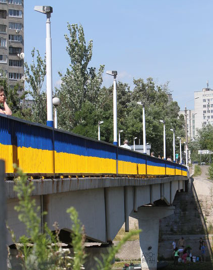 Новость - События - Фотофакт: пешеходный мост на Русановке окрасили в желто-голубой