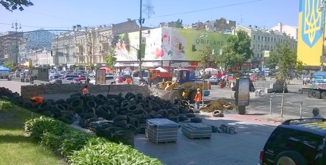 Новость - События - Фотофакт: на Майдане разбирают баррикады