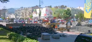 Фотофакт: на Майдане разбирают баррикады