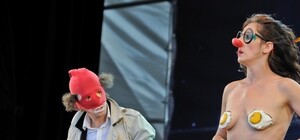 Одесские клоуны в России показывали голый зад и светили мужским достоинством